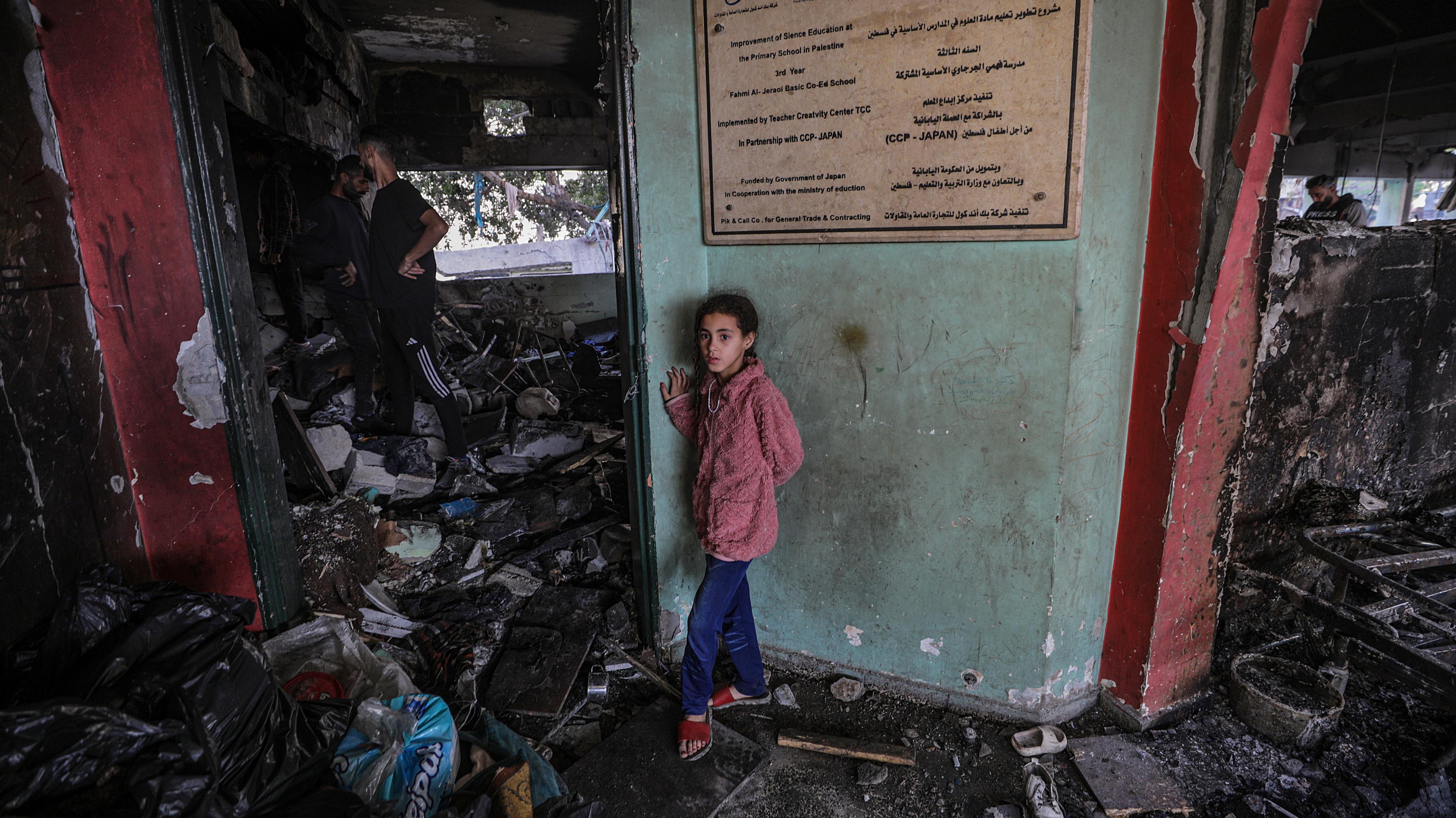 Ein palästinensisches Mädchen steht in der zerstörten ehemaligen Schule, die als Notunterkunft genutzt wurde und vom israelischen Militär beschossen wurde.