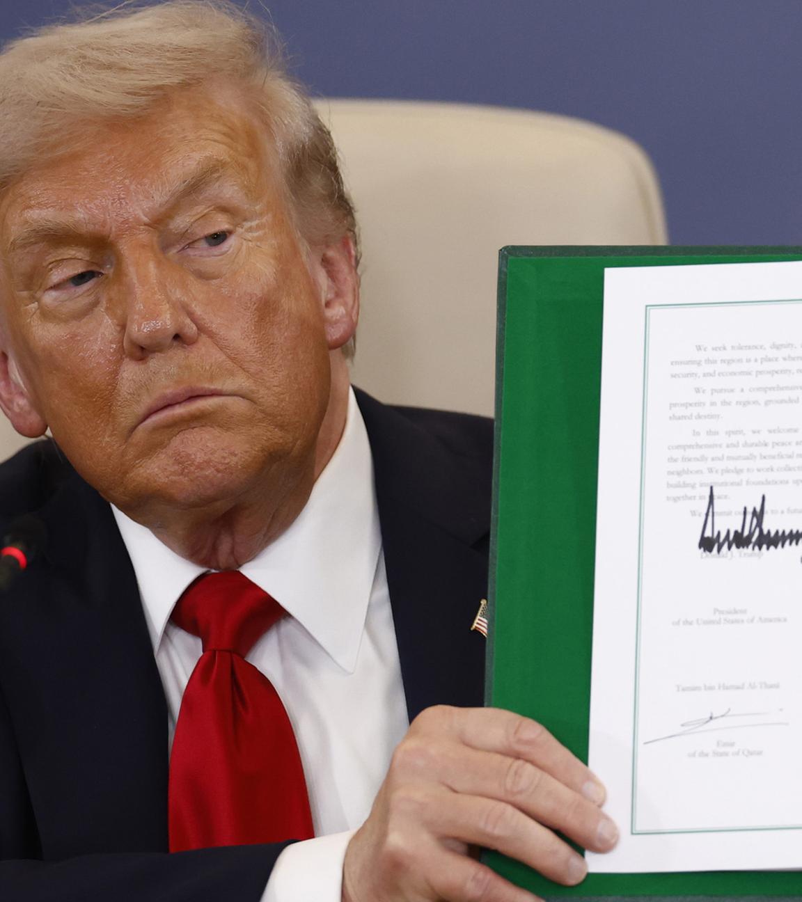 US-Präsident Donald Trump zeigt ein unterzeichnetes Dokument bei der Friedensgipfel-Zeremonie in Scharm el-Scheich, Ägypten, am 13. Oktober 2025.