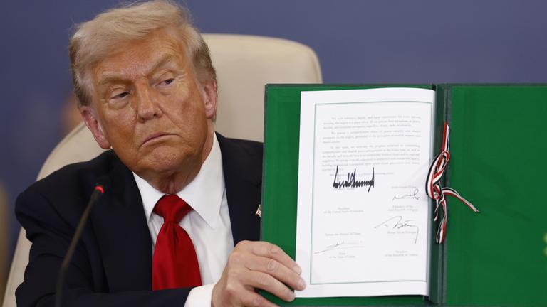 US-Präsident Donald Trump zeigt ein unterzeichnetes Dokument bei der Friedensgipfel-Zeremonie in Scharm el-Scheich, Ägypten, am 13. Oktober 2025.