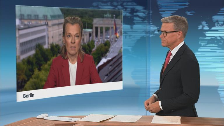 Moderator im Schaltgespräch mit Henriette de Maizière