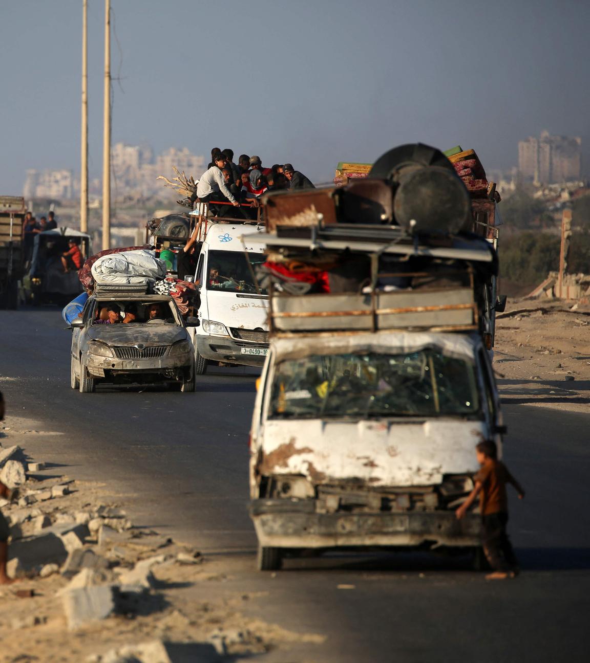 Palästinenser fliehen nach Süden und fahren mit ihren Habseligkeiten in Fahrzeugen entlang der Küstenstraße in der Nähe des Lagers Nuseirat im zentralen Gazastreifen.
