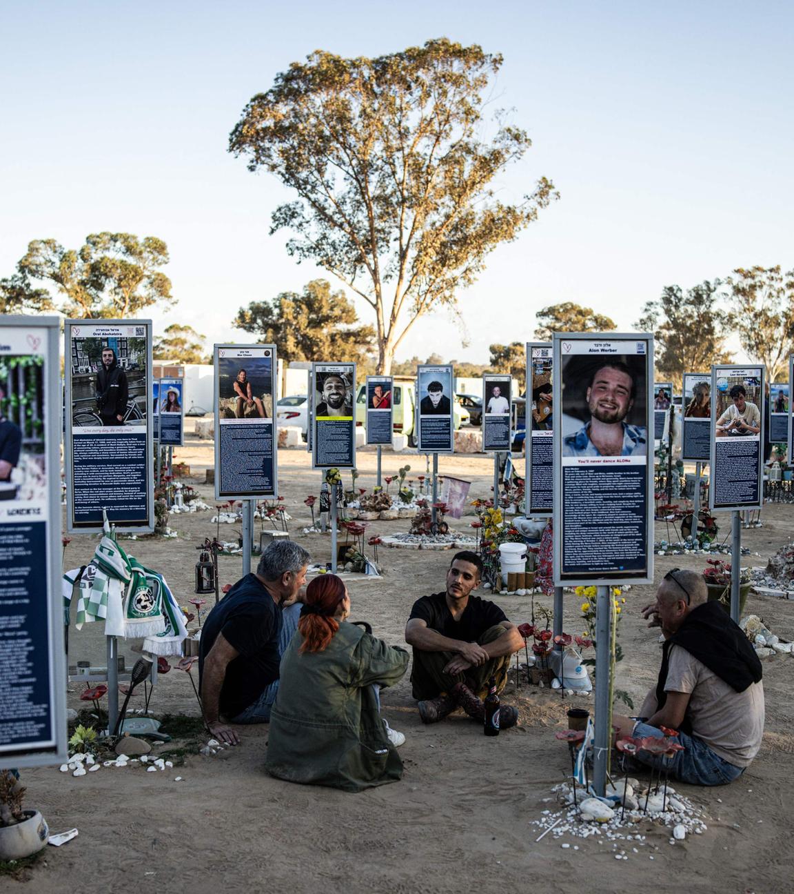 Re'im, Israel: Eine Familie sitzt an einem Denkmal an dem Ort, wo das Nova Festival 2023 stattgefunden hat.