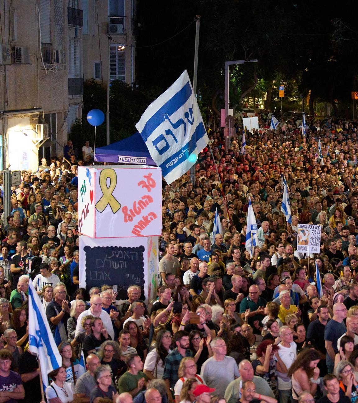 Menschen nehmen an einer Kundgebung in Tel Aviv, anlässlich des 30. Jahrestages der Ermordung von Premierminister Jitzchak Rabin teil.