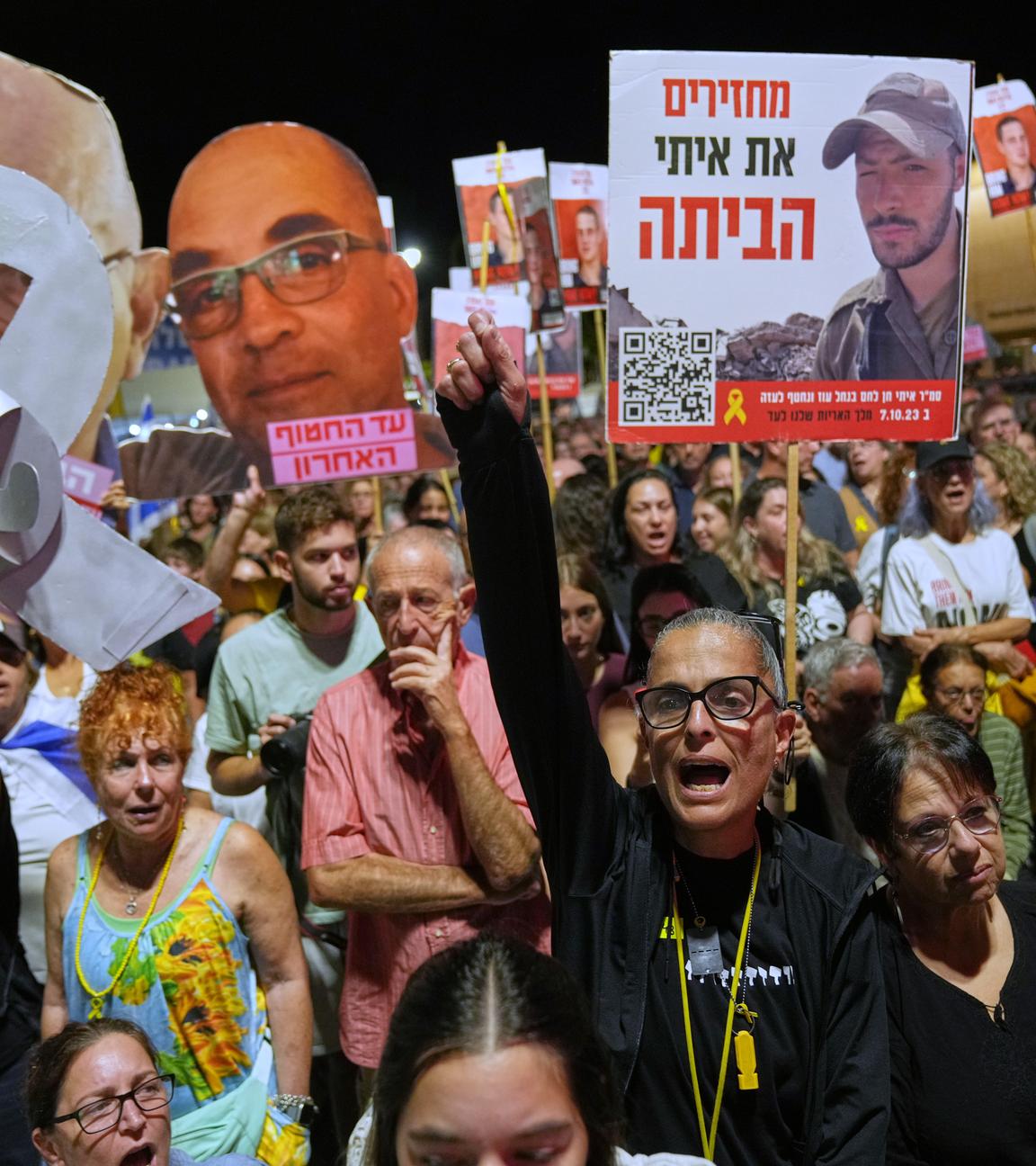Menschen nehmen an einer Kundgebung teil, bei der die Rückgabe der Leichen von Geiseln gefordert wird, die von der Hamas entführt wurden und sich immer noch im Gazastreifen befinden. Die Kundgebung findet auf dem Geiselplatz statt. 