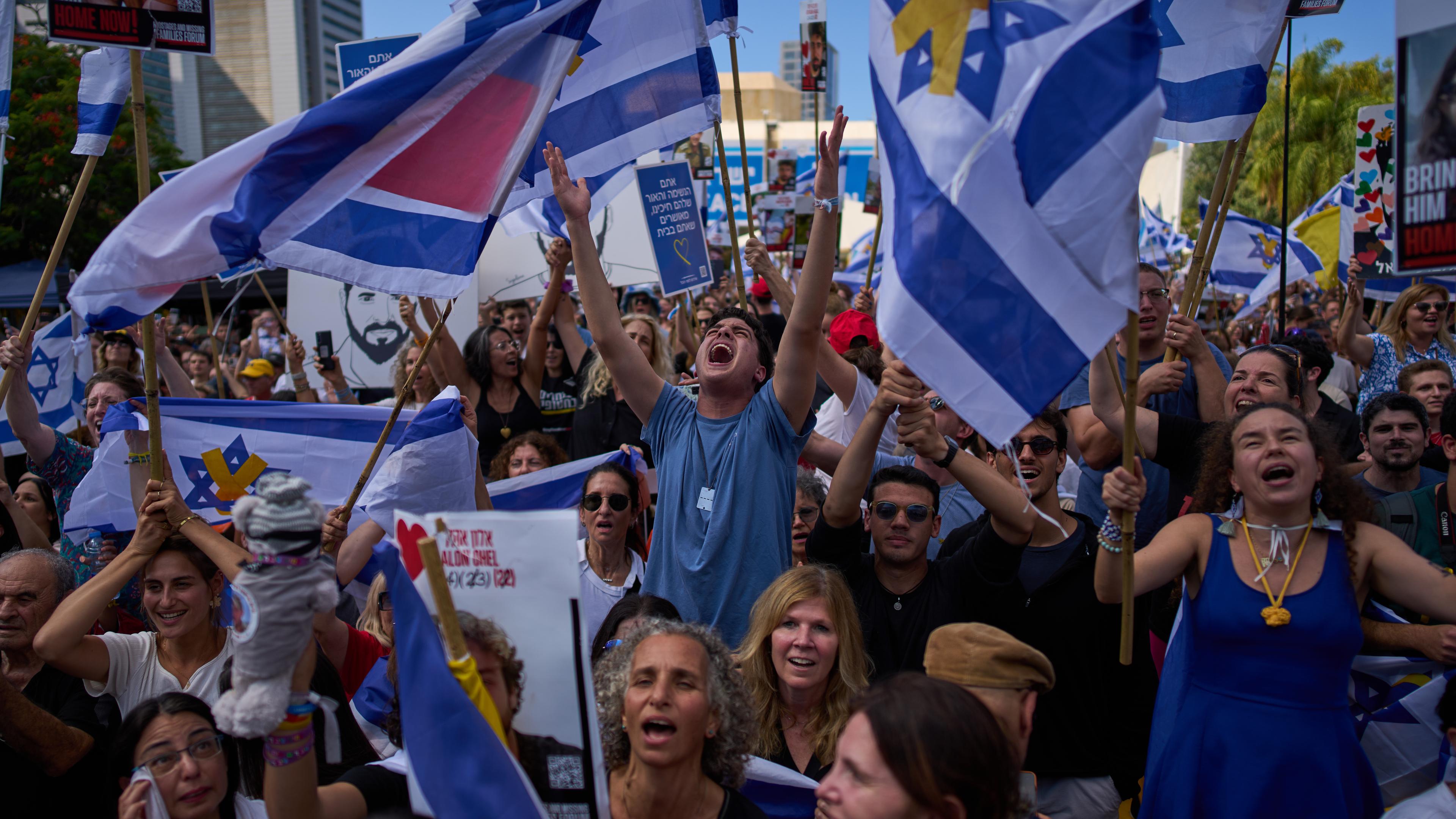 Menschen jubeln in Tel Aviv während der Live-Übertragung der Geiselfreilassung.