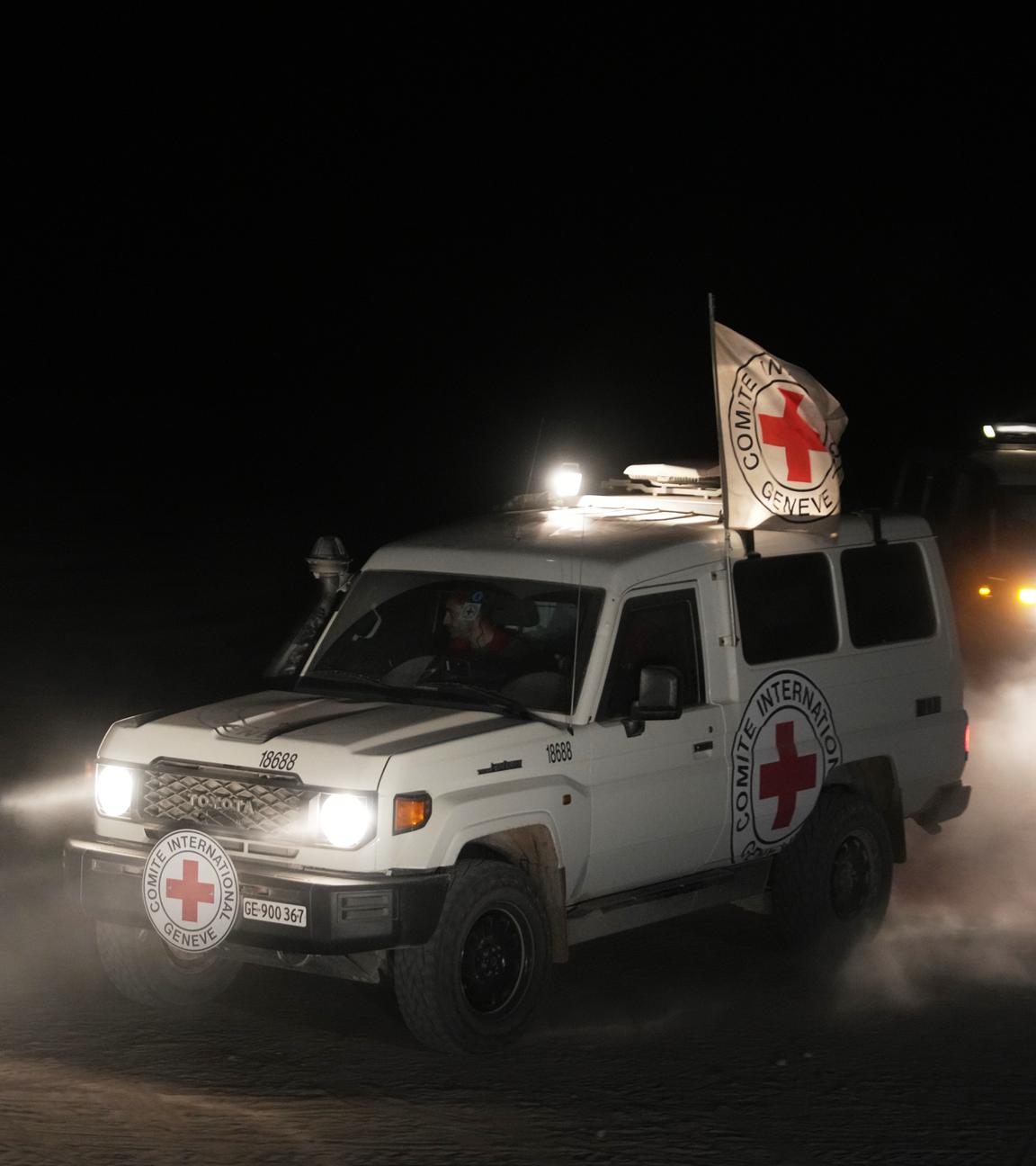 Gazastreifen, Deir al Balah: Autos des Roten Kreuzes transportieren tote Geiseln.