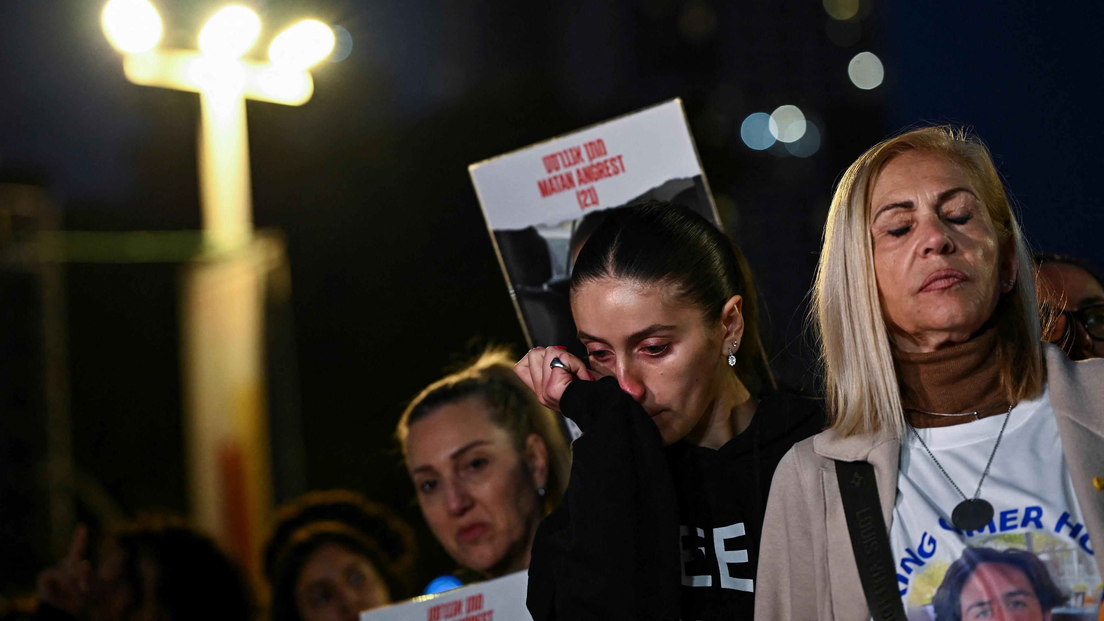 Angehörige der Hamas-Geiseln versammeln sich in Tev Aviv im Februar. 