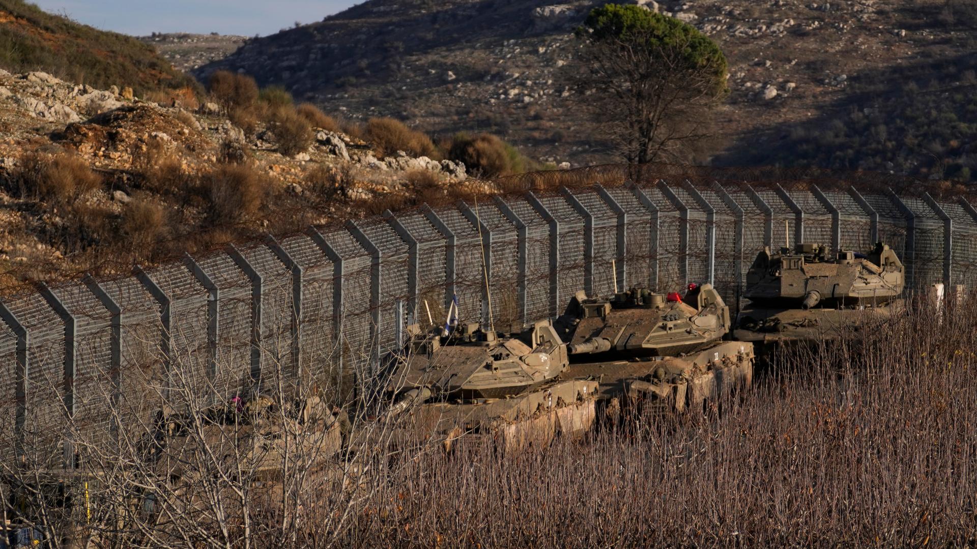 Israelische Panzerfahrzeuge parken entlang der sogenannten Alpha-Linie, die die von Israel annektierten Golanhöhen von Syrien trennt, nach dem Sturz des bisherigen syrischen Machthabers al-Assad.