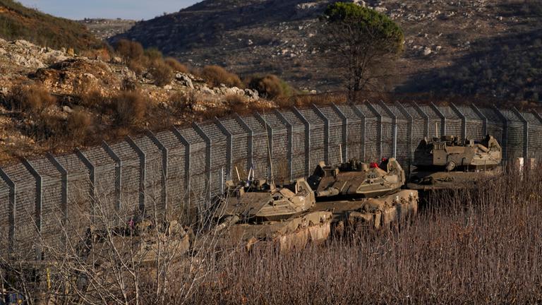 Israelische Panzerfahrzeuge parken entlang der sogenannten Alpha-Linie, die die von Israel annektierten Golanhöhen von Syrien trennt, nach dem Sturz des bisherigen syrischen Machthabers al-Assad.