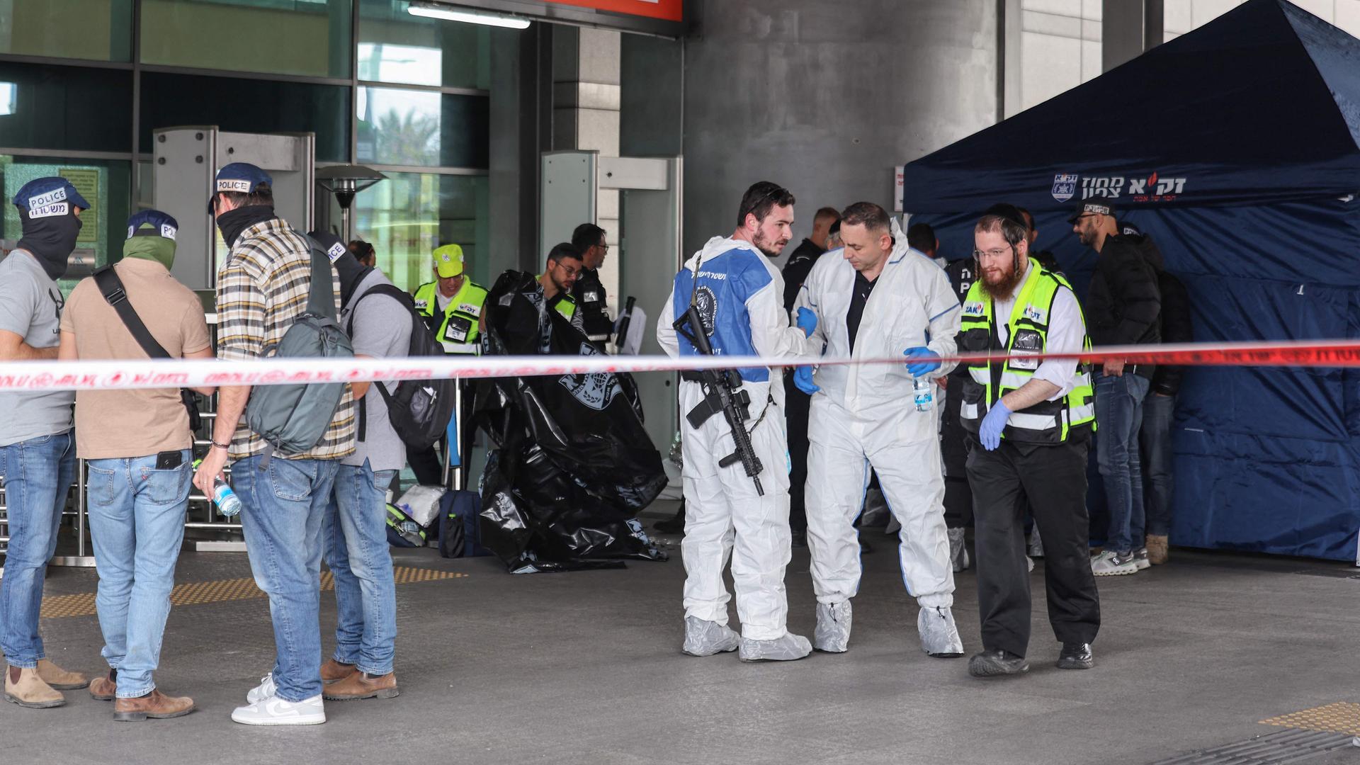 Israelische Sicherheits- und Einsatzkräfte am Tatort in Haifa.