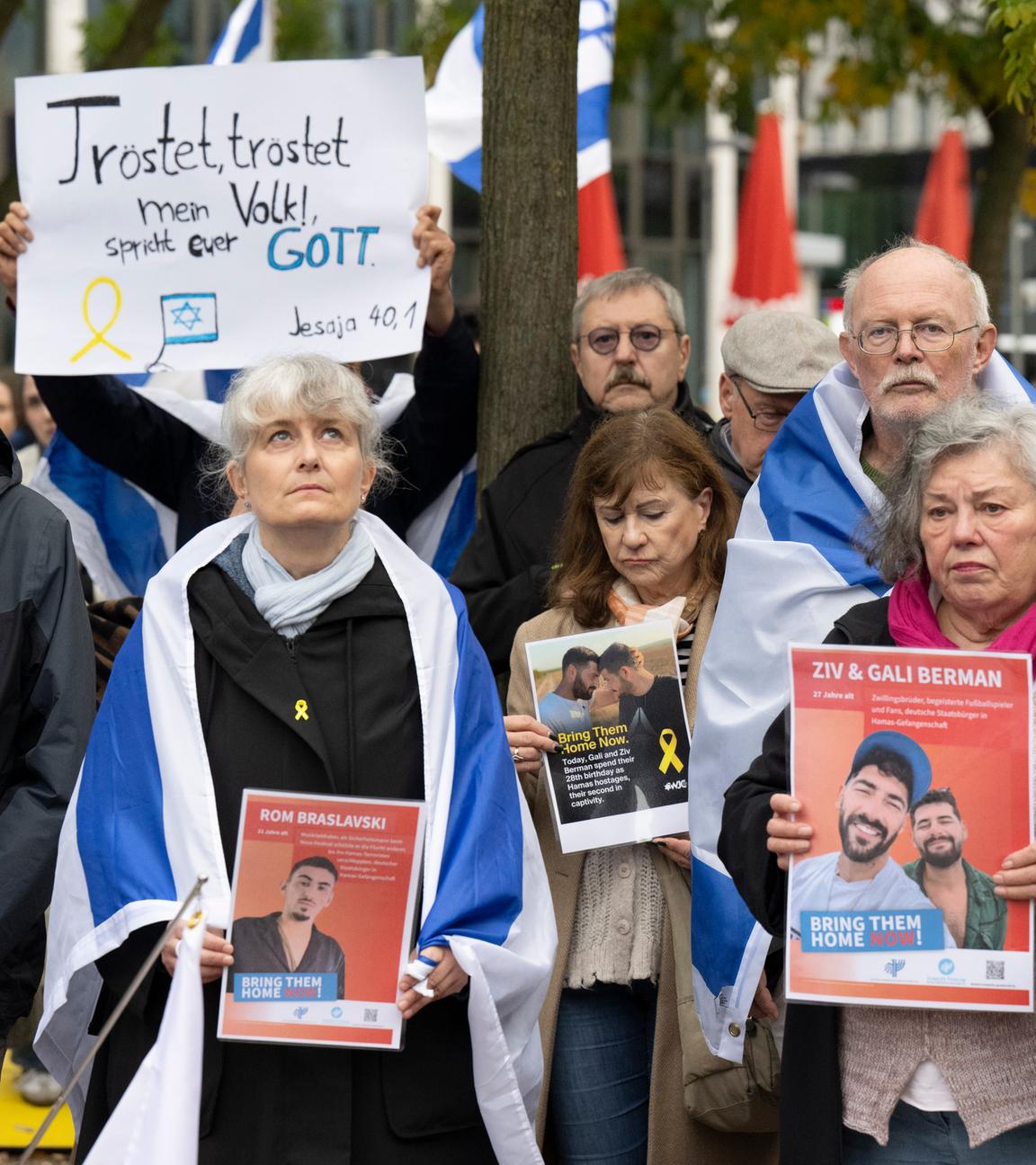 Menschen versammeln sich auf dem Goetheplatz in der Innenstadt zu einer Mahnwache zum zweiten Jahrestag des Hamas-Angriffs auf Israel. Am 7. Oktober 2023 griffen Kämpfer der radikalislamischen Hamas Israel an, töteten zahlreiche Menschen und verschleppten Geiseln in den Gazastreifen.