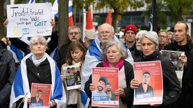 Menschen versammeln sich auf dem Goetheplatz in der Innenstadt zu einer Mahnwache zum zweiten Jahrestag des Hamas-Angriffs auf Israel. Am 7. Oktober 2023 griffen Kämpfer der radikalislamischen Hamas Israel an, töteten zahlreiche Menschen und verschleppten Geiseln in den Gazastreifen.