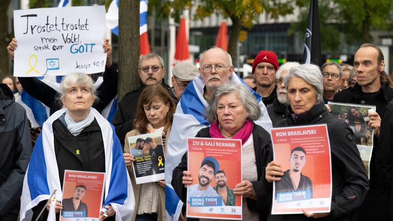 Menschen versammeln sich auf dem Goetheplatz in der Innenstadt zu einer Mahnwache zum zweiten Jahrestag des Hamas-Angriffs auf Israel. Am 7. Oktober 2023 griffen Kämpfer der radikalislamischen Hamas Israel an, töteten zahlreiche Menschen und verschleppten Geiseln in den Gazastreifen.