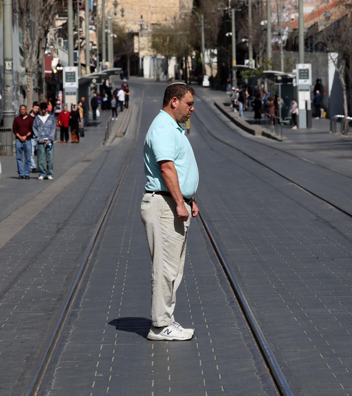 Israelis unterbrechen ihre täglichen Aktivitäten, während Sirenen heulen.