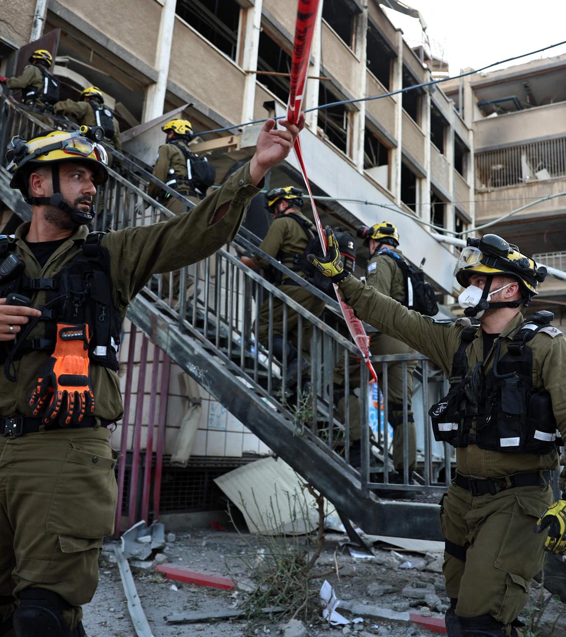 Israelische Ersthelfer arbeiten am 20.05.2025 am Schauplatz eines gemeldeten iranischen Angriffs in Haifa inmitten des anhaltenden Schusswechsels zwischen Israel und Iran. 