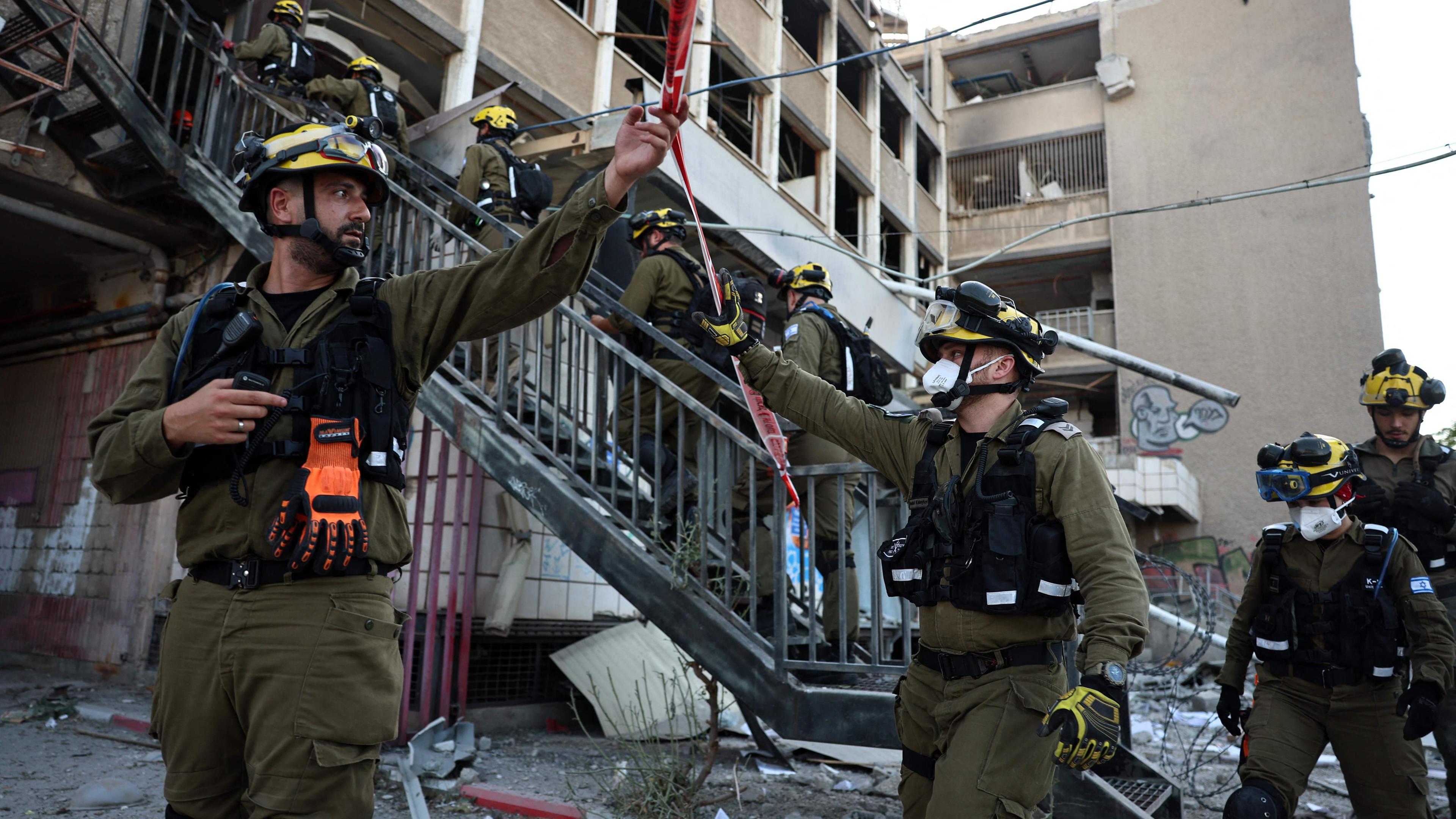 Israelische Ersthelfer arbeiten am 20.05.2025 am Schauplatz eines gemeldeten iranischen Angriffs in Haifa inmitten des anhaltenden Schusswechsels zwischen Israel und Iran. 
