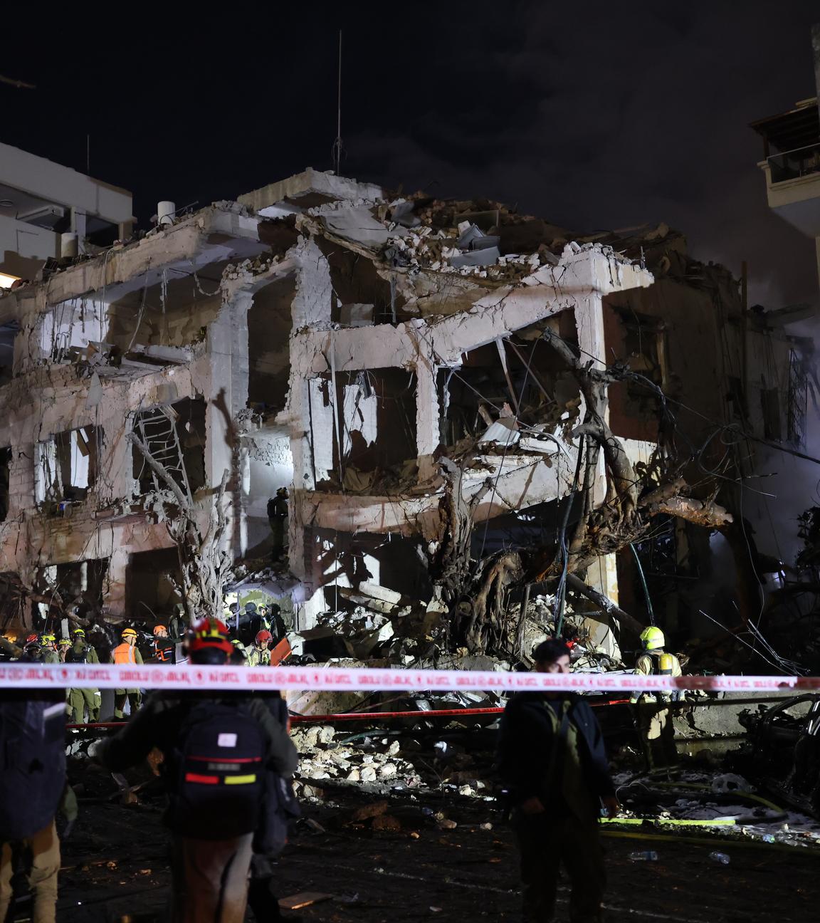 Israelische Ersthelfer treffen am Schadensort in Tel Aviv ein, nachdem iranische Raketen für koordinierte US-amerikanisch-israelische Luftangriffe Teile der Stadt getroffen haben.