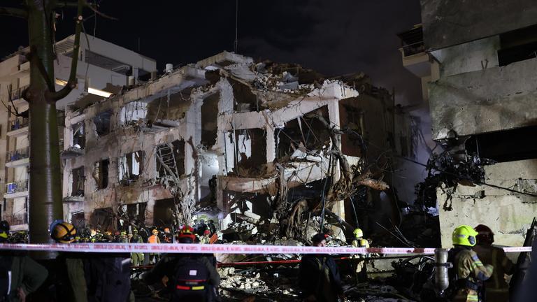 Israelische Ersthelfer treffen am Schadensort in Tel Aviv ein, nachdem iranische Raketen für koordinierte US-amerikanisch-israelische Luftangriffe Teile der Stadt getroffen haben.