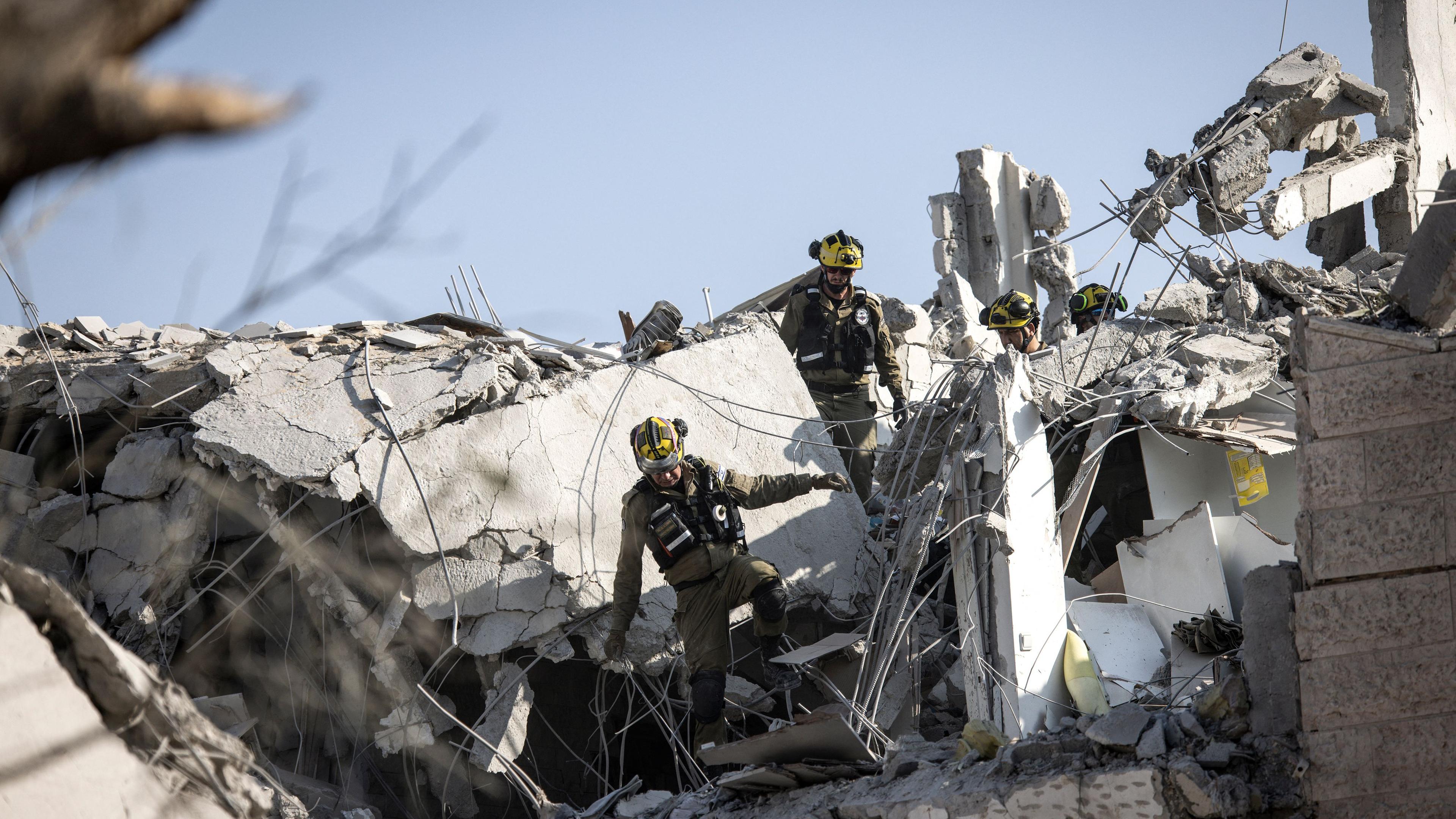 Ein israelischer Feuerwehrmann steht in den Trümmern eines zerstörten Gebäudes in Tel Aviv nach dem iranischen Gegenangriff.