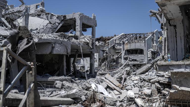 Trümmer eines zerstörten Gebäudes nach den Angriffen der iranischen Armee in Rishon LeZion.