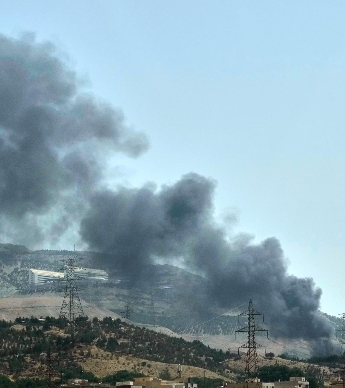 Teheran: Rauch steigt aus einem Öllager in der iranischen Hauptstadt auf, nachdem es von einem israelischen Angriff getroffen worden zu sein scheint. 