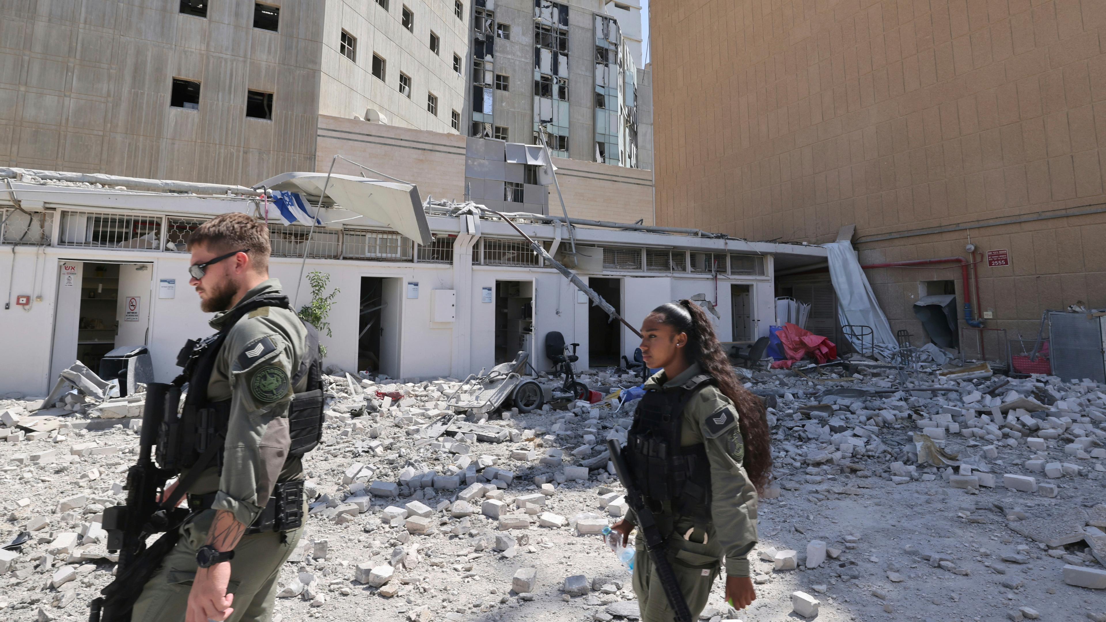 Soldaten gehen vor dem Soroka Medical Center, nachdem es am Donnerstag, den 19. Juni 2025 von einer aus dem Iran abgefeuerten Rakete getroffen wurde. 