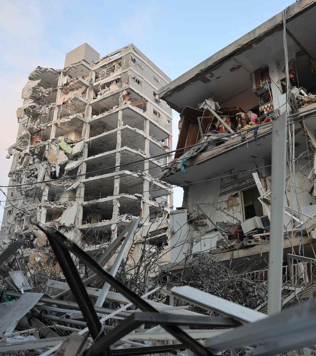 Beschädigte Gebäude nach einem iranischen Raketenangriff in der israelischen Stadt Bat Jam