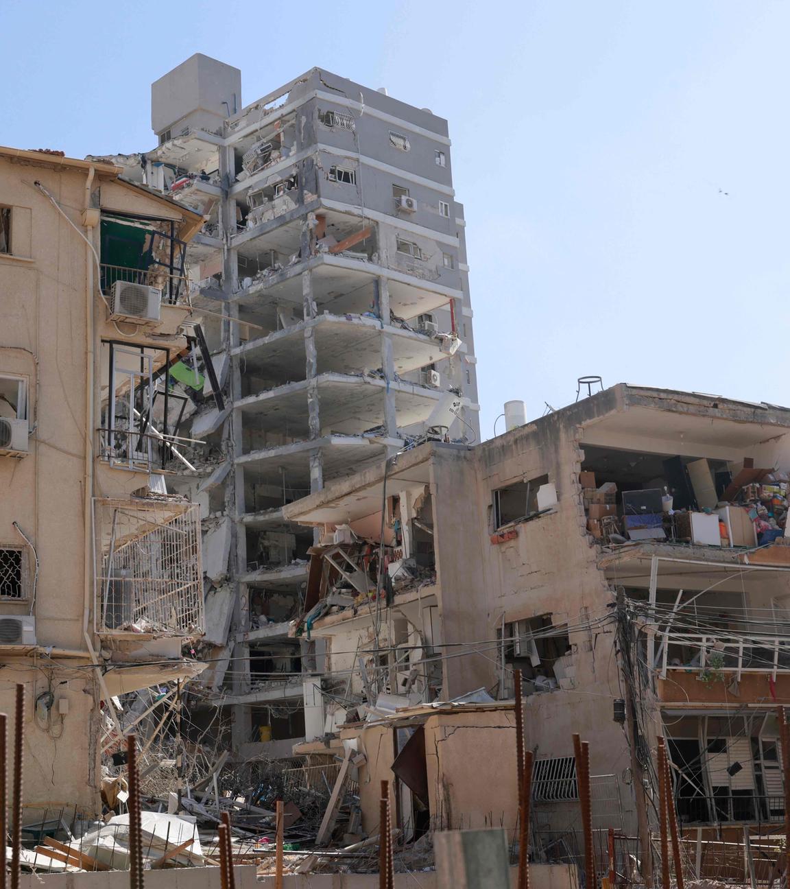Beschädigte Gebäude am Ort eines nächtlichen iranischen Raketenangriffs in Bat Yam.