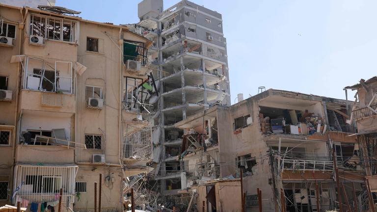 Beschädigte Gebäude am Ort eines nächtlichen iranischen Raketenangriffs in Bat Yam.