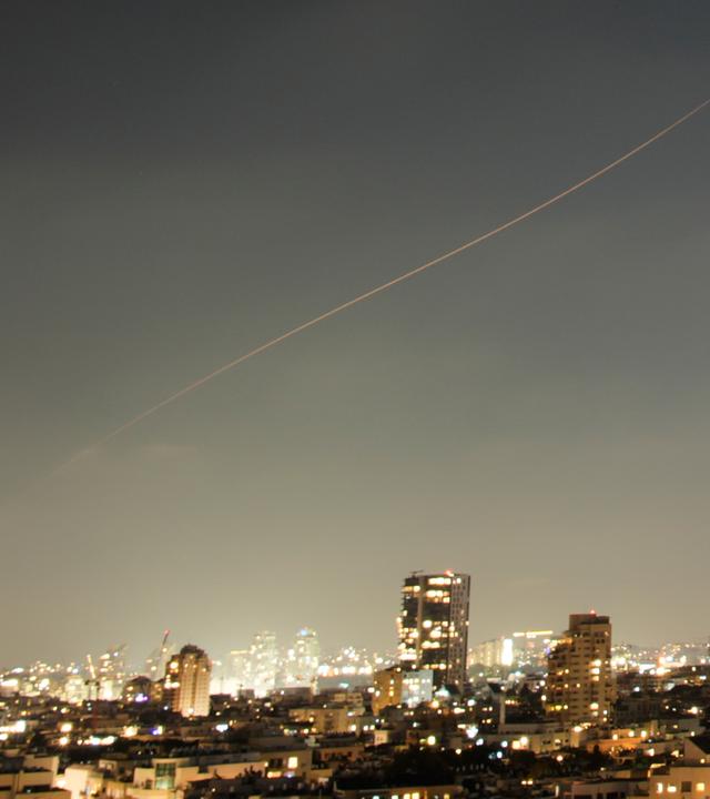 Ein Flugkörper fliegt während eines iranischen Raketenangriffs durch den Himmel über Zentral-Israel am 7. Juni 2026.