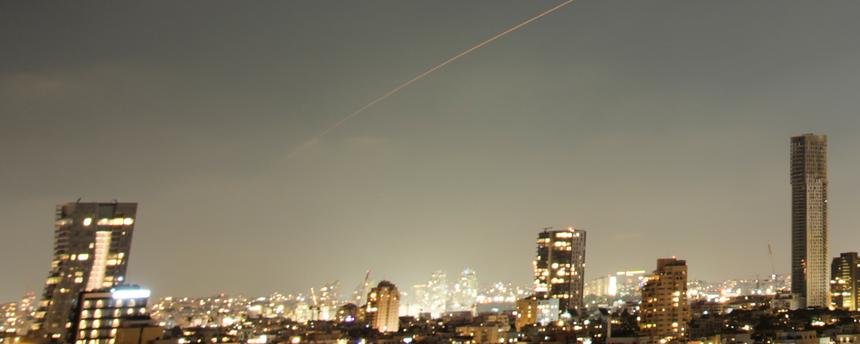 Ein Flugkörper fliegt während eines iranischen Raketenangriffs durch den Himmel über Zentral-Israel am 7. Juni 2026.