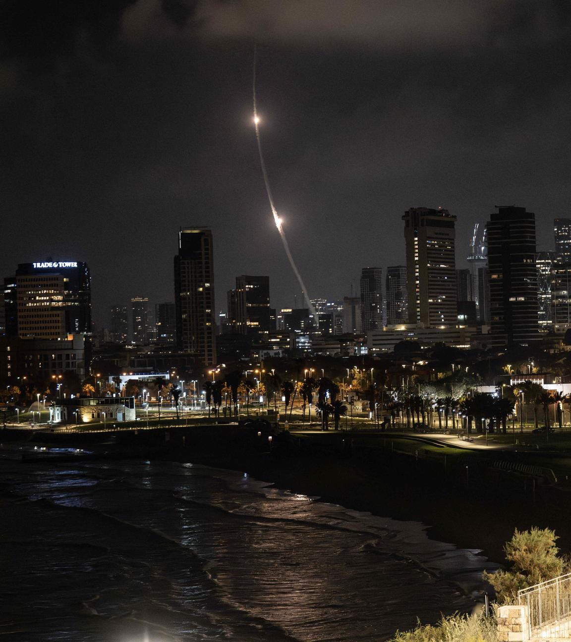 Tel Aviv bei Nacht, Raketen am Himmel
