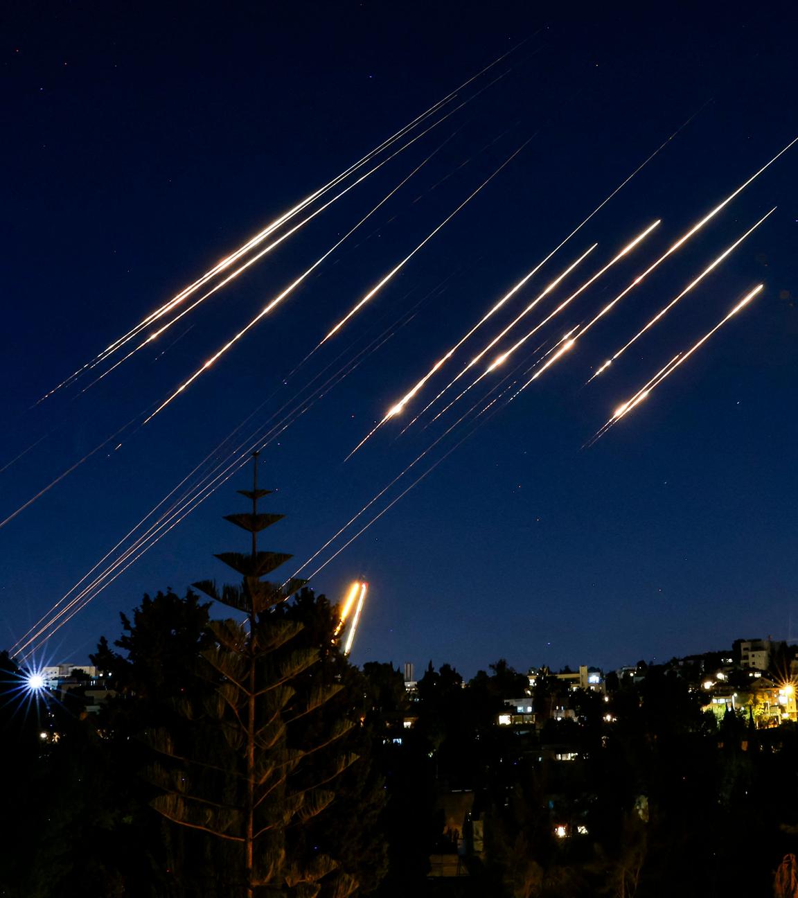 Am 14. Juni 2025 sind aus dem Iran abgefeuerte Raketen am Nachthimmel über Jerusalem zu sehen.