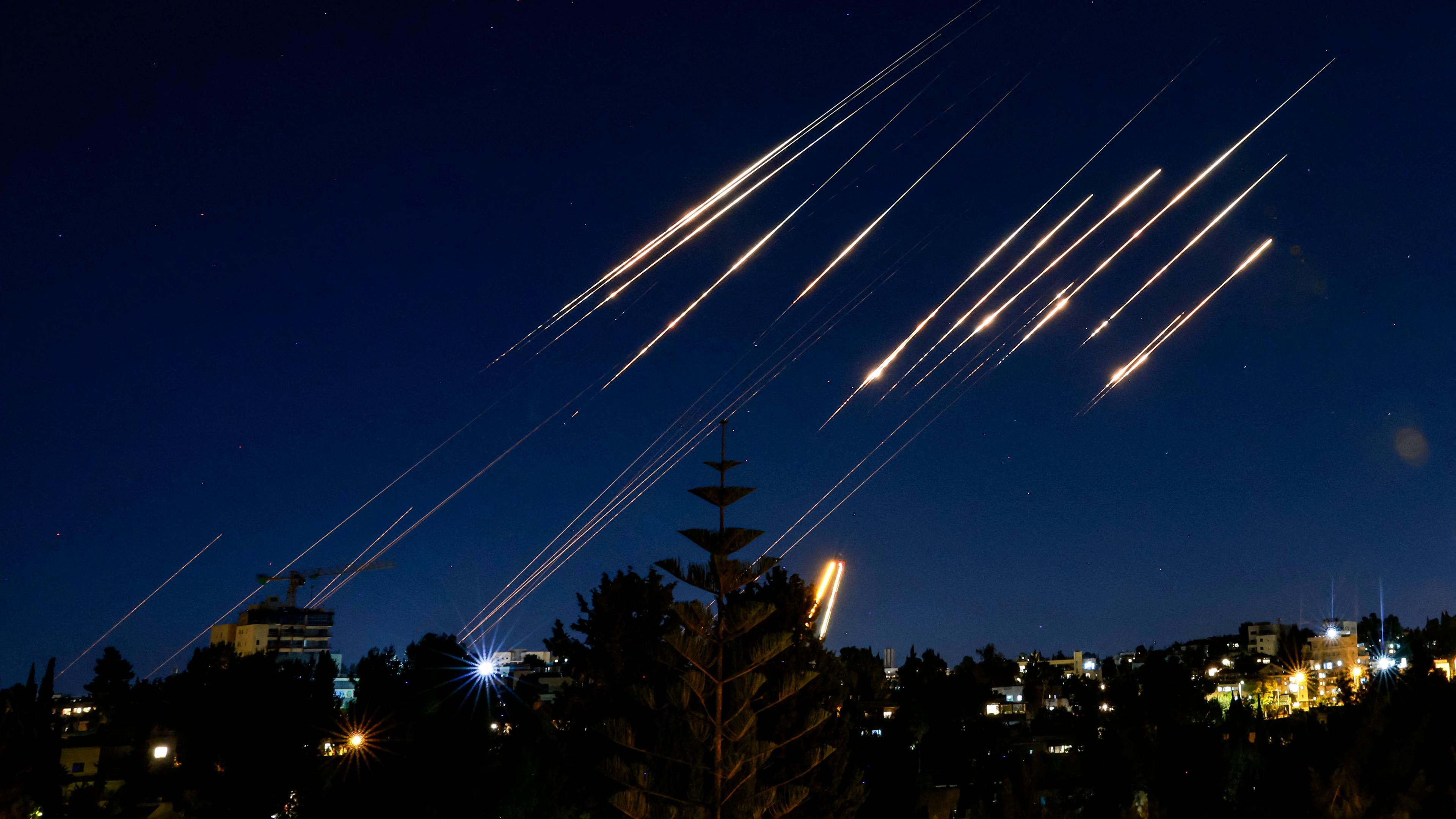 Am 14. Juni 2025 sind aus dem Iran abgefeuerte Raketen am Nachthimmel über Jerusalem zu sehen.