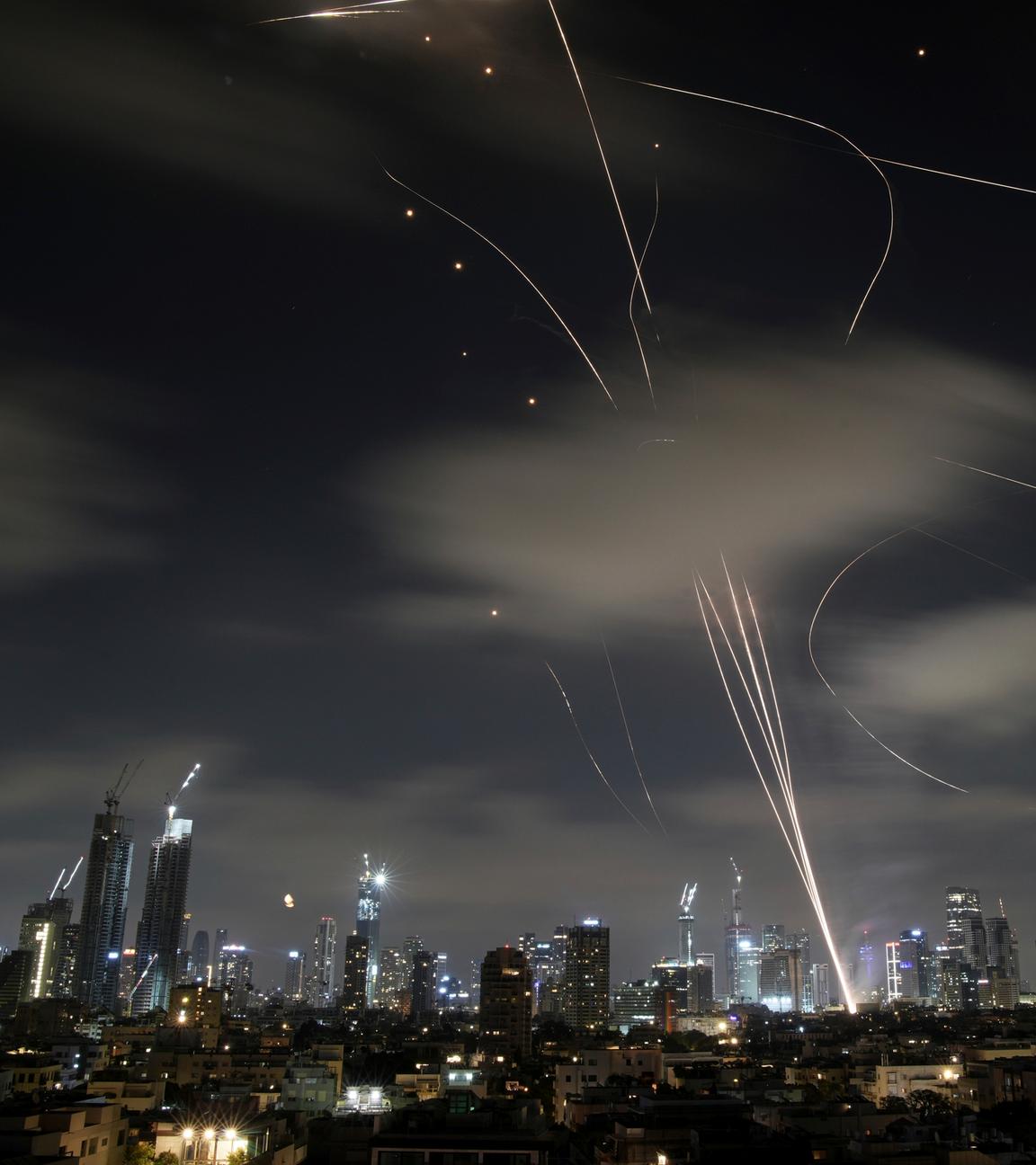 Das israelische Luftabwehrsystem Iron Dome feuert, um Raketen während eines iranischen Angriffs über Tel Aviv abzufangen.
