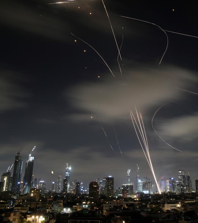 Das israelische Luftabwehrsystem Iron Dome feuert, um Raketen während eines iranischen Angriffs über Tel Aviv abzufangen.