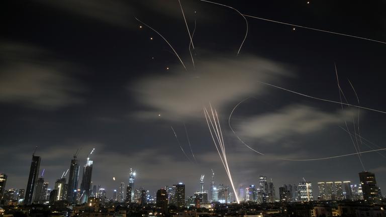 Das israelische Luftabwehrsystem Iron Dome feuert, um Raketen während eines iranischen Angriffs über Tel Aviv abzufangen.