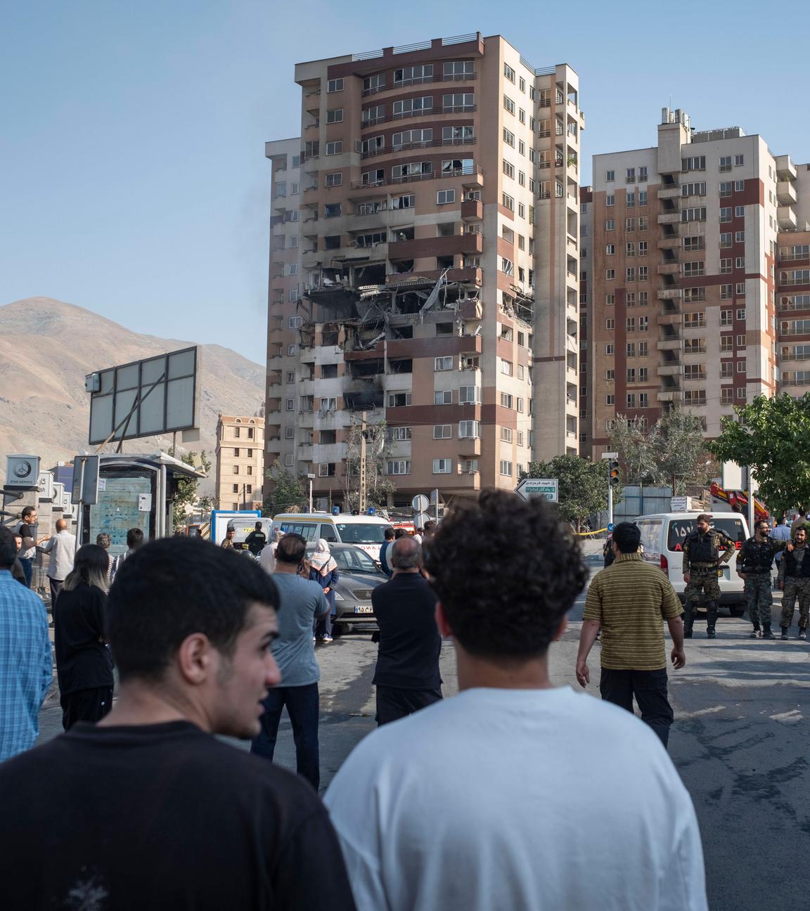 Israelische Angriffe auf den Iran Iranische Menschen versammeln sich am 13. Juni 2025 am Schauplatz einer Explosion in einem Wohnkomplex aufgrund israelischer Angriffe in Teheran, Iran.