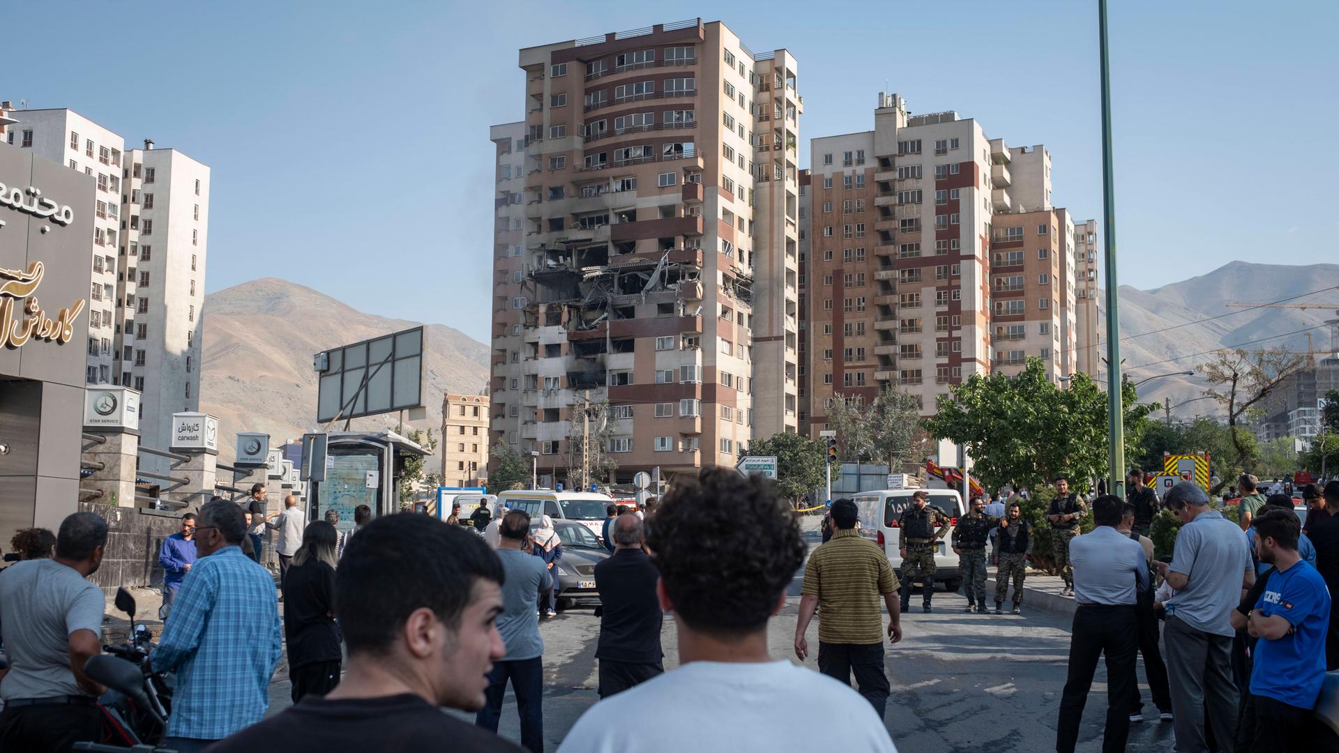 Israelische Angriffe auf den Iran Iranische Menschen versammeln sich am 13. Juni 2025 am Schauplatz einer Explosion in einem Wohnkomplex aufgrund israelischer Angriffe in Teheran, Iran.