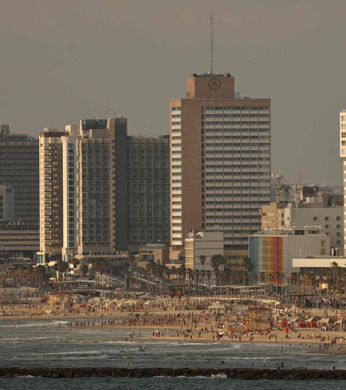 Eine Großaufnahme vom Strand in Tel Aviv.