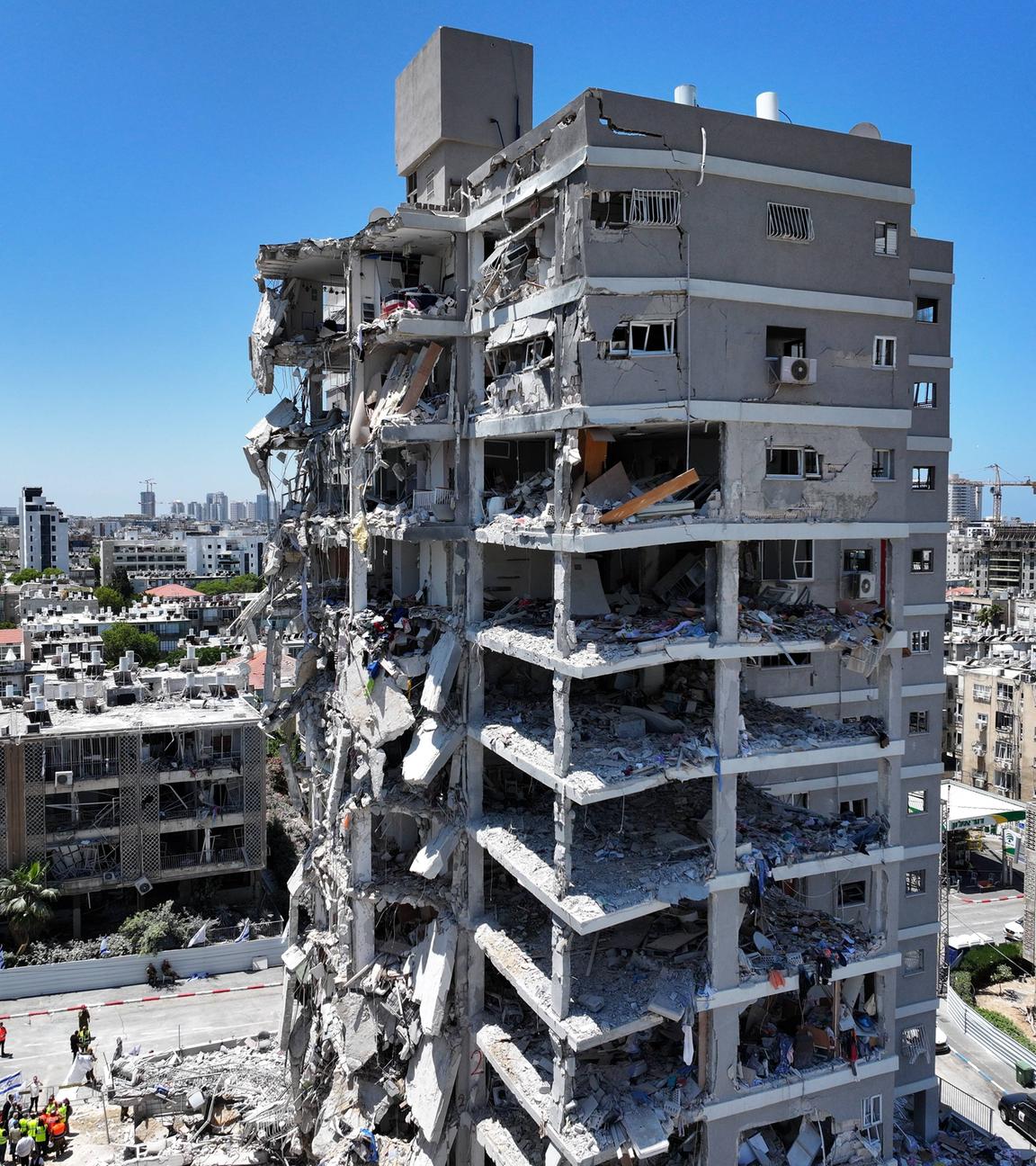 Ein durch einen Raktenangriff zerstörtes Gebäude in Bat Yam