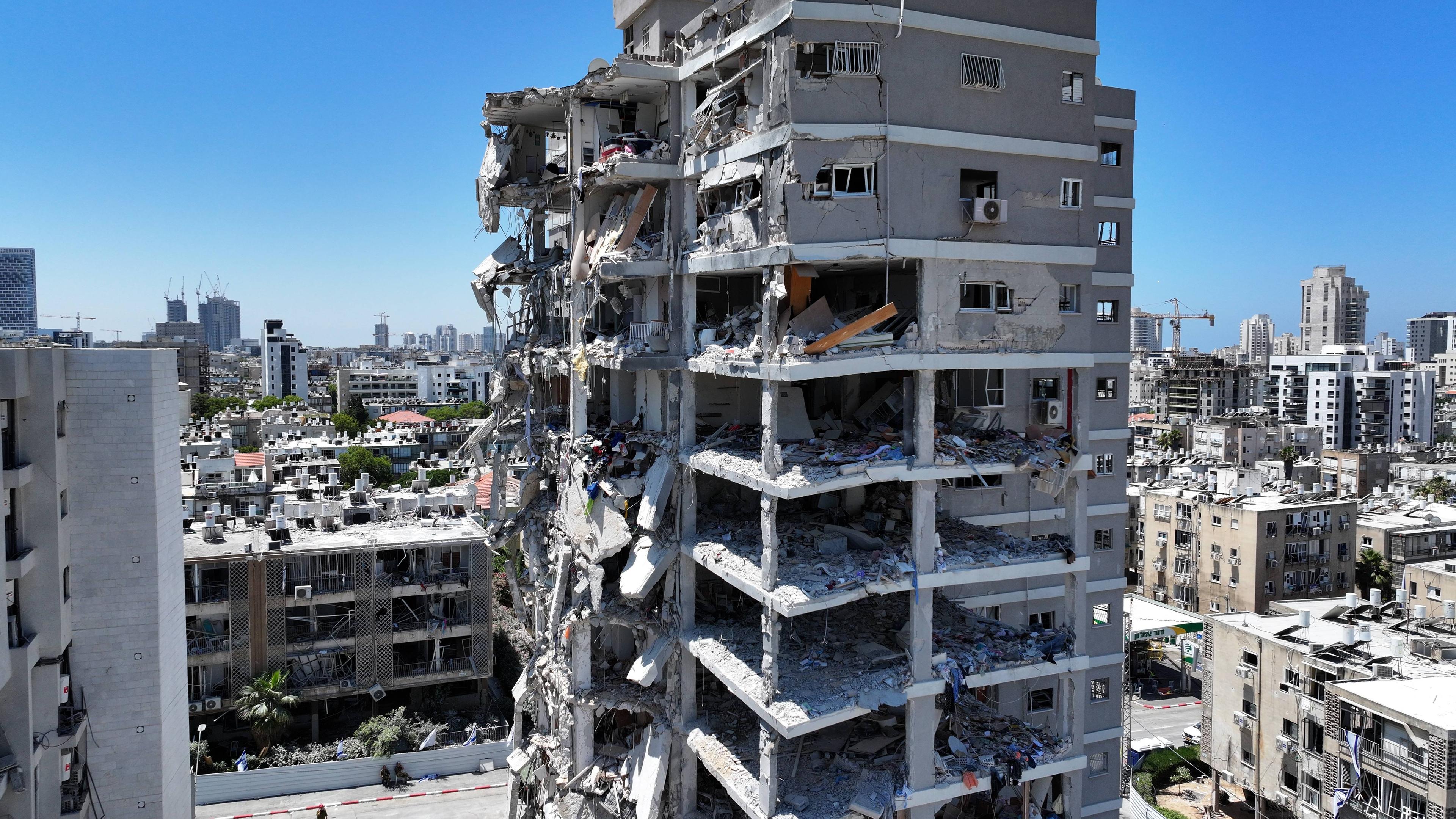 Ein durch einen Raktenangriff zerstörtes Gebäude in Bat Yam