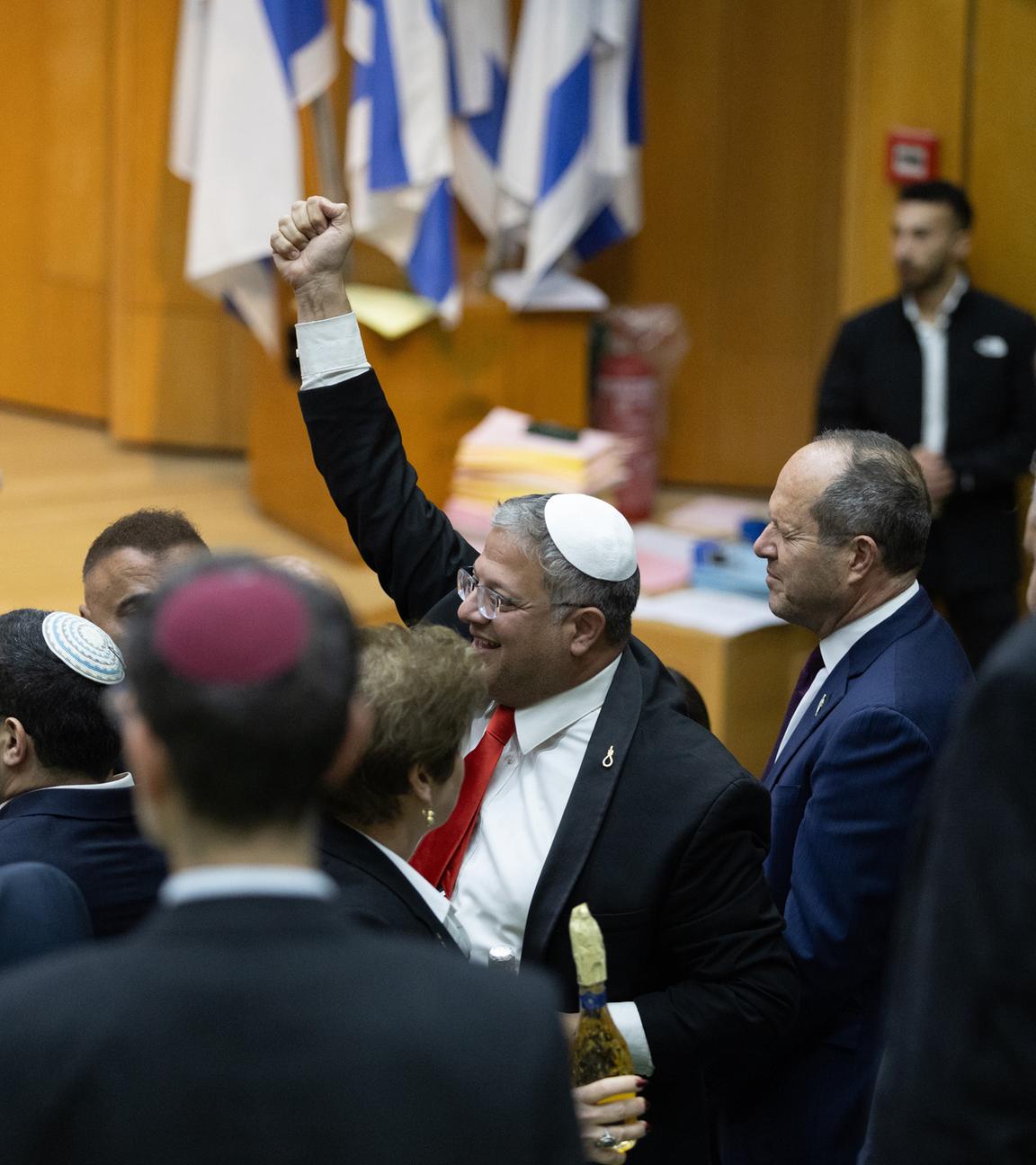 Israel, Jerusalem: Itamar Ben-Gvir (M), rechtsextremer Polizeiminister von der Partei Otzma Jehudit, und Abgeordnete feiern, nachdem das israelische Parlament in der Knesset einen Gesetzentwurf zur Einführung der Todesstrafe für Terroristen gebilligt hat.