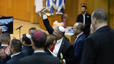 Israel, Jerusalem: Itamar Ben-Gvir (M), rechtsextremer Polizeiminister von der Partei Otzma Jehudit, und Abgeordnete feiern, nachdem das israelische Parlament in der Knesset einen Gesetzentwurf zur Einführung der Todesstrafe für Terroristen gebilligt hat.