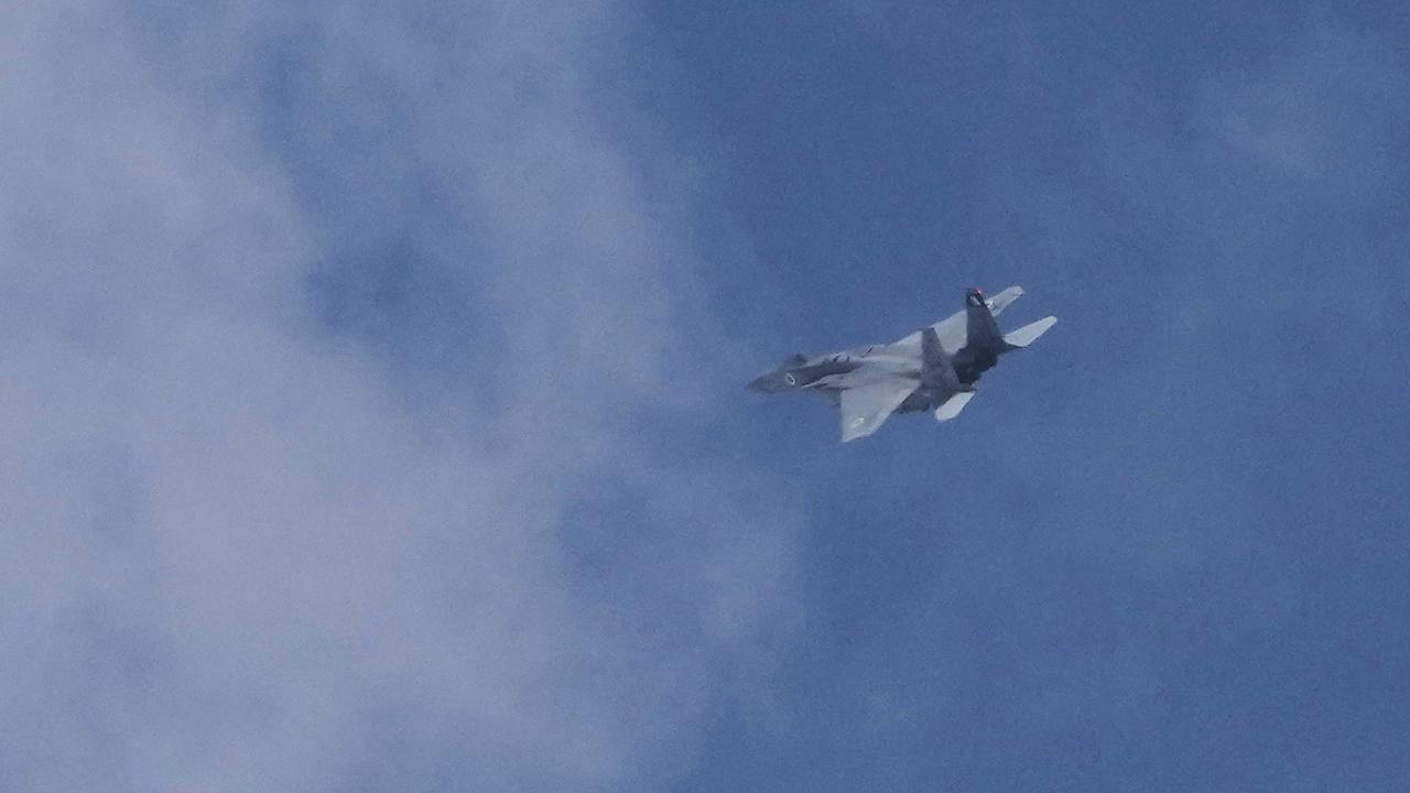 Ein israelischer Kampfjet fliegt über Südisrael