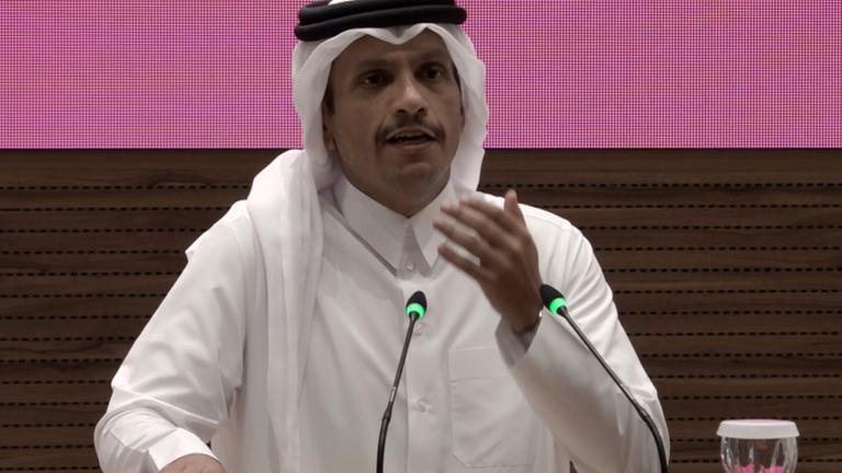 Der Premierminister von Katar Sheikh Mohammed bin Abdulrahman bin Jassim Al Thani auf einer Pressekonferenz.