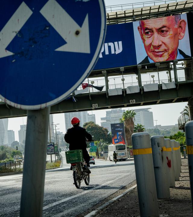 Eine Fußgängerbrücke mit elektronischen Wahlplakaten, auf denen der ehemalige Stabschef der israelischen Streitkräfte, Eisenkot (links), und Ministerpräsident Netanjahu (rechts) abgebildet sind.