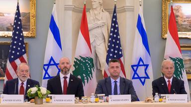 Der Botschafter der Vereinigten Staaten von Amerika in Israel, Mike Huckabee (l) wird begleitet vom zweiten von links: Der Stabschef des Außenministeriums, Dan Holler senior, der Berater des Außenministeriums und Direktor des Büros für Politikplanung, Michael A. Needham, und der Botschafter der Vereinigten Staaten im Libanon, Michel Issa, bei einem Treffen mit dem israelischen Botschafter in den Vereinigten Staaten, Yechiel Leiter, und der libanesischen Botschafterin in den Vereinigten Staaten, Nada Hamadeh, im Außenministerium.