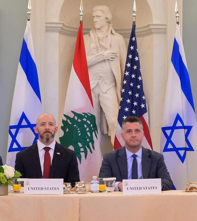 Der Botschafter der Vereinigten Staaten von Amerika in Israel, Mike Huckabee (l) wird begleitet vom zweiten von links: Der Stabschef des Außenministeriums, Dan Holler senior, der Berater des Außenministeriums und Direktor des Büros für Politikplanung, Michael A. Needham, und der Botschafter der Vereinigten Staaten im Libanon, Michel Issa, bei einem Treffen mit dem israelischen Botschafter in den Vereinigten Staaten, Yechiel Leiter, und der libanesischen Botschafterin in den Vereinigten Staaten, Nada Hamadeh, im Außenministerium.