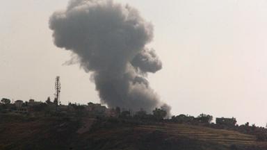 Dieses im Gebiet von Marjayoun im Südlibanon aufgenommene Bild zeigt Rauchschwaden, die auf israelische Bombardements zurückzuführen sind, welche auf das südlibanesische Dorf Kfar Tibnit abzielten